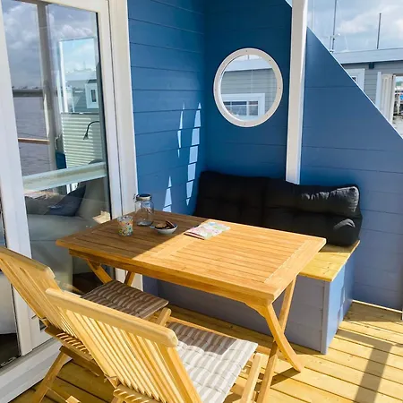 Houseboat Snowbird Båthotell Lübeck